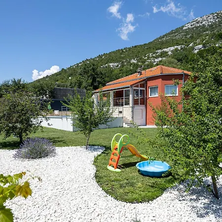 Casa de Férias Lovely In With Outdoor Swimming Pool Dubrava (Split-Dalmatia)