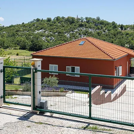 Lovely In With Outdoor Swimming Pool Casa de Férias *