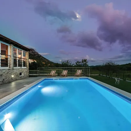 Casa de Férias Lovely In With Outdoor Swimming Pool *