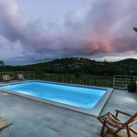 Lovely In With Outdoor Swimming Pool Casa de Férias *